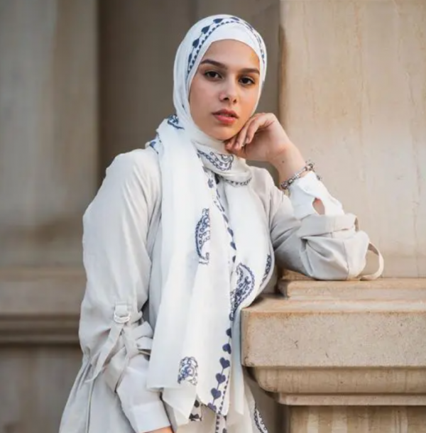 Hijab segi empat dengan aksen bordir elegan